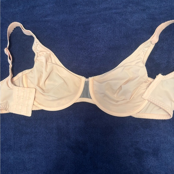 Four very pretty bras two lightly lined , two unlineded - Picture 6 of 11